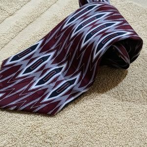 Maroon tie with white and black pattern
